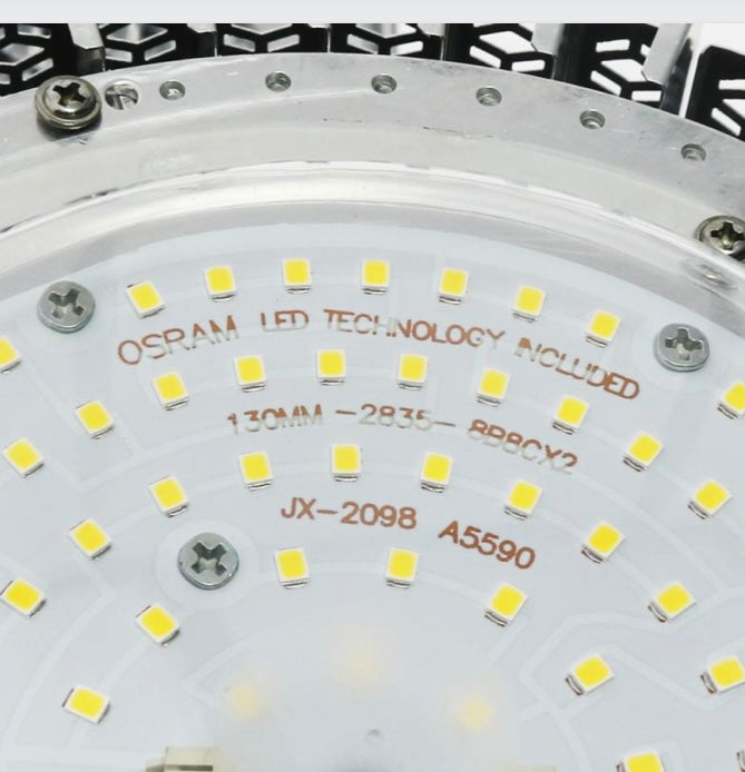 Campana LED de 200W de potencia con una gran eficiencia lumínica de 120Lm/w, aportando 24.000Lúmenes, gracias a su Chip SMD de marca Osram. Obtendremos una iluminación uniforme y distribuida gracia al diseño de su difusor.
Consta de una protección IP44, lo cual hace de esta Campana LED, un producto seguro contra humedad y polvo que puede ser usado en exteriores bajo cubierta. Su encendido instantáneo permite un arranque rápido y incorpora una protección contra sobretensiónes de 4Kv. a 220v