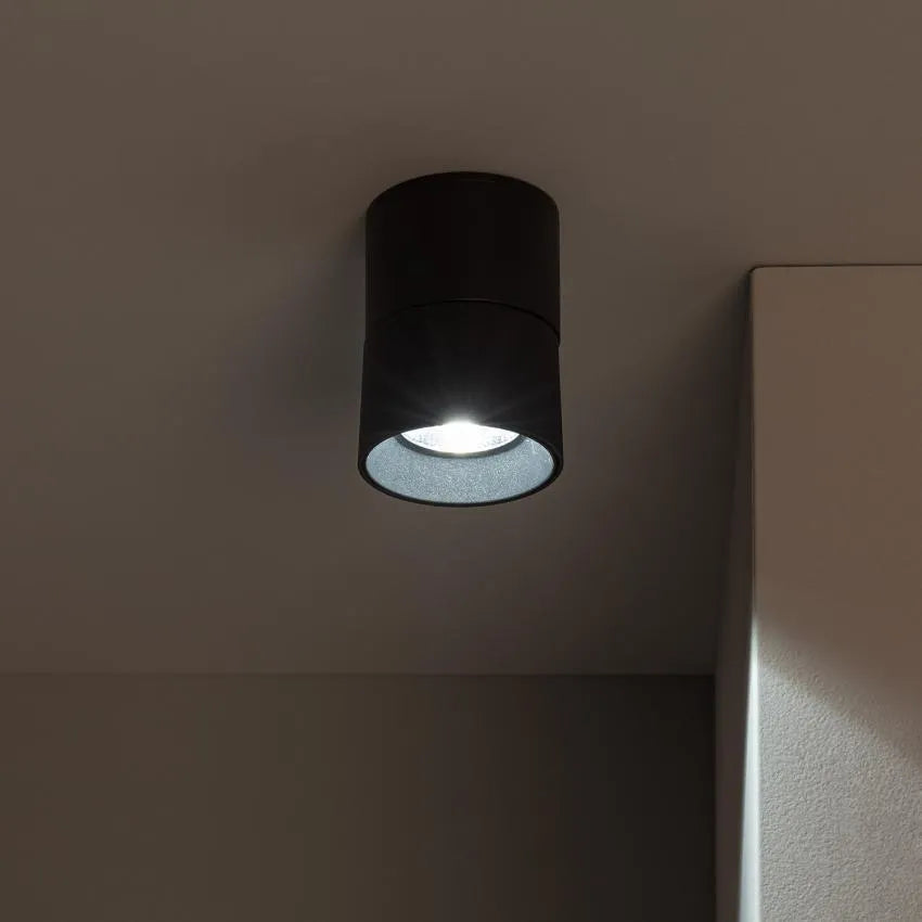 Aplique de techo tubular de aluminio de 7w que se puede inclinar hasta 90º para enfocar el haz de luz adecuando la iluminación al ambiente que deseemos crear. También puede rotar sobre sí mismo hasta 360º haciéndolo un aplique muy versátil ya que se puede instalar tanto en techo como en pared.