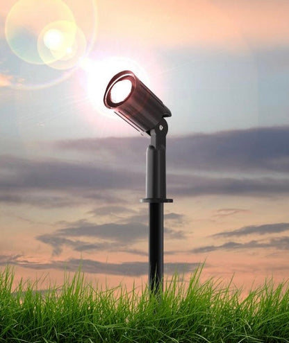 La batería se carga automáticamente durante el día y tiene una autonomía de hasta 12h. Por la noche las luces se encienden de manera automática.
Al incorporar energía solar, estas luminarias son ecológicas, respetuosas con el medio ambiente, de bajo voltaje y seguras.
Disponible en blanco cálido (3000K).