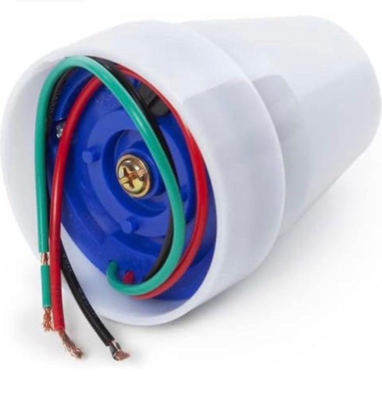 sensor crepuscular con capacidad de encender o apagar automáticamente la luz según la luz ambiental. Es adecuado para uso en exteriores y se monta en superficie, ya sea una pared o en el mismo poste de la luminaria.
Este Sensor Crepuscular Superficie 10A IP44 puede soportar una potencia LED de 2400W con una corriente nominal máxima de 10A. Tiene una clasificación IP44, lo que lo hace resistente a la entrada de polvo y agua. Además, funciona con una tension de 220V-240V y una frecuencia de 50/60Hz. 