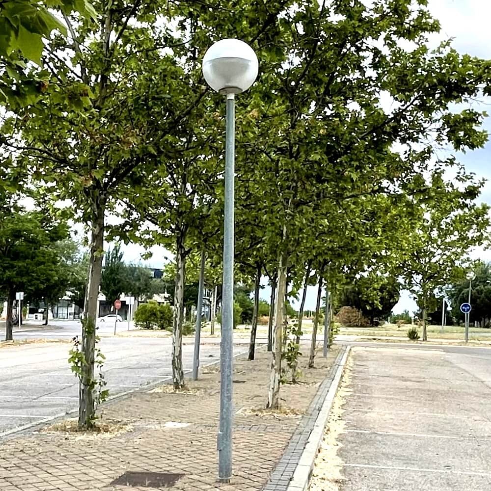 Farola Vial tipo Globo fabricada en PMMA con un reflector interior de aluminio, diseñada especialmente para reducir la contaminación lumínica tanto en áreas urbanas como residenciales. El PMMA es un material altamente resistente a la radiación UV y no amarillea, garantizando una vida útil superior a 15 años. Admite cualquier tipo de bombilla LED con casquillo E27, siendo recomendada de alta potencia entre 40w y 50w. Dimensiones Ø 480mm para puntas de farolas de Ø 60mm

