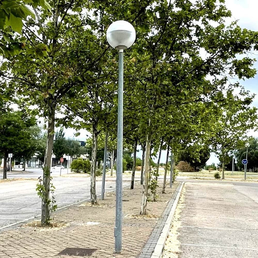 Farola Vial tipo Globo fabricada en PMMA con un reflector interior de aluminio, diseñada especialmente para reducir la contaminación lumínica tanto en áreas urbanas como residenciales. El PMMA es un material altamente resistente a la radiación UV y no amarillea, garantizando una vida útil superior a 15 años. Admite cualquier tipo de bombilla LED con casquillo E27, siendo recomendada de alta potencia entre 40w y 50w. Dimensiones Ø 480mm para puntas de farolas de Ø 60mm

