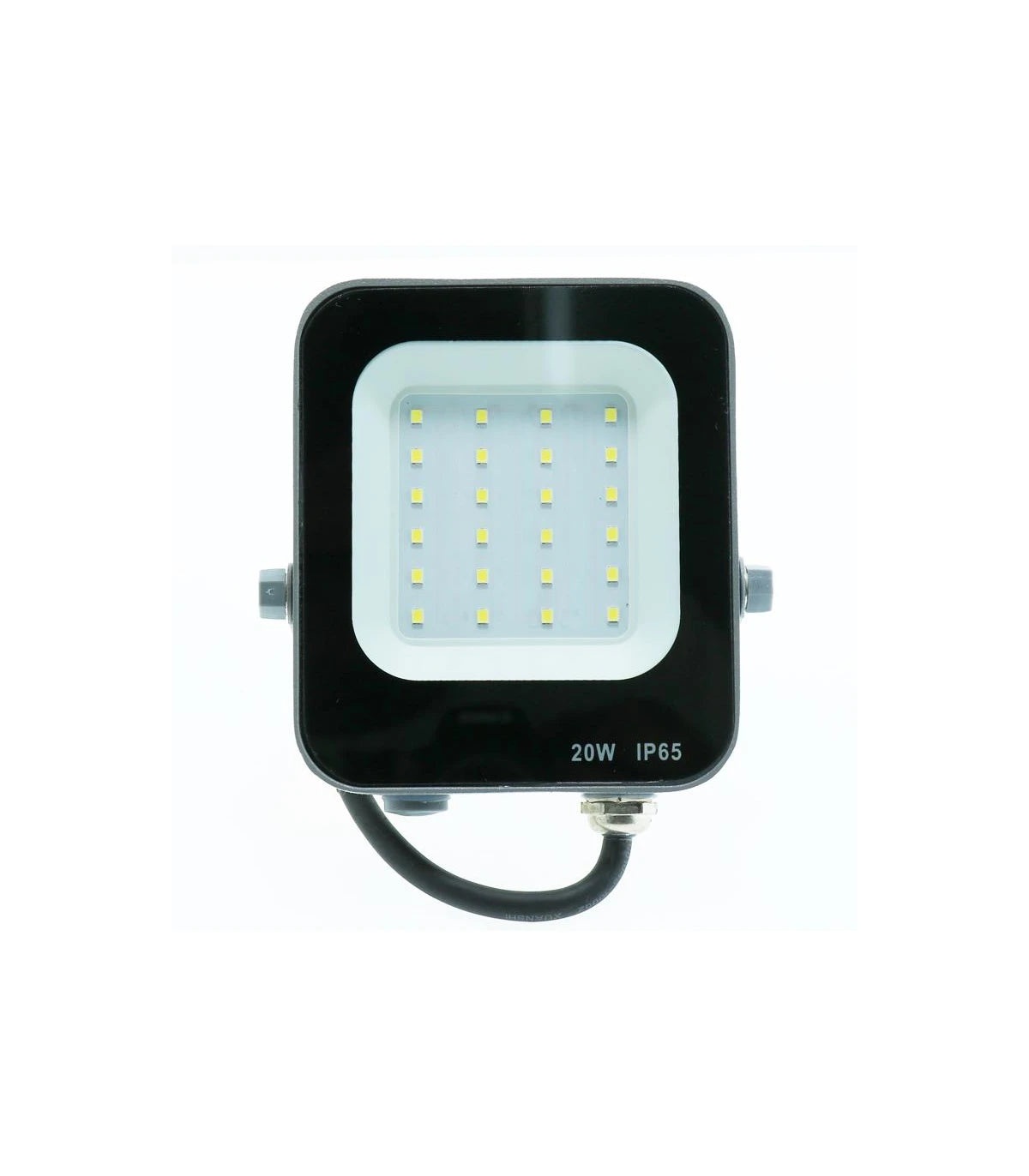 Fabricado en aluminio para su gran disipación y cristal. Cuenta con un IP65 que lo hace ideal para zonas de exterior.
El foco proyector LED cuenta con un encendido instantáneo con lo que obtenemos en casos por falta de tensión eléctrica reestablecer la iluminación de forma instantánea y cuentan con una vida estimada de 50.000 horas.