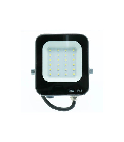 Fabricado en aluminio para su gran disipación y cristal. Cuenta con un IP65 que lo hace ideal para zonas de exterior.
El foco proyector LED cuenta con un encendido instantáneo con lo que obtenemos en casos por falta de tensión eléctrica reestablecer la iluminación de forma instantánea y cuentan con una vida estimada de 50.000 horas.