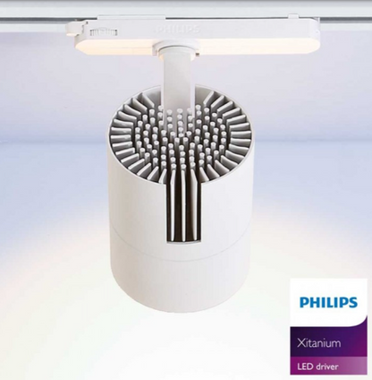 proyector LED para carril trifásico de  40w de potencia, y una luminosidad de 3600 lumens, con el índice de reproducción cromática más alto del mercado (CRI>95)  es un producto de altísima calidad que se distingue por su estética compacta, sin sacrificar la eficiencia ya que incorpora un driver Philips Xitanium de alto rendimiento, que asegura una larga durabilidad.
Su diseño orientable a 360º, con un ángulo de luz a 38º, lo convierte  en un producto ideal para iluminación de tiendas, museos...etc