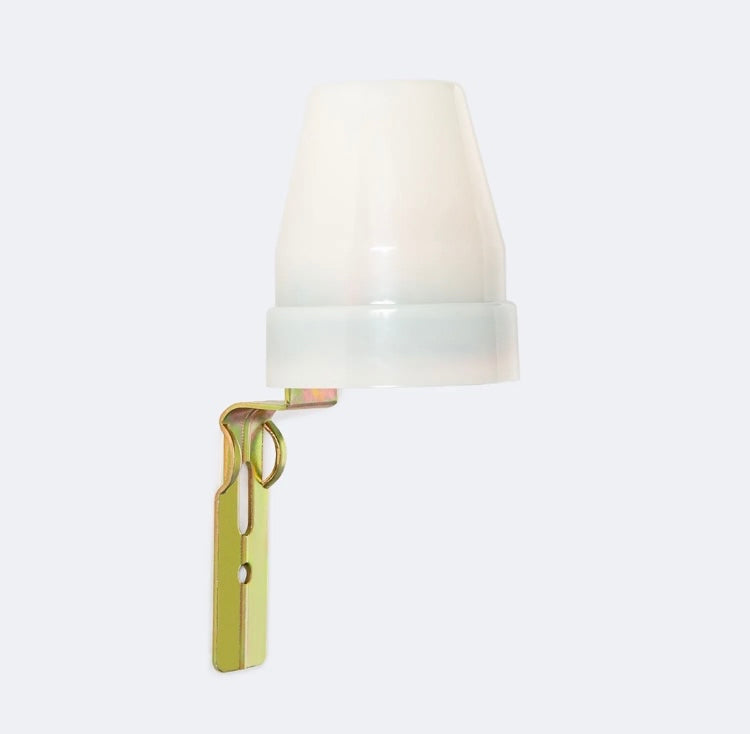 sensor crepuscular con capacidad de encender o apagar automáticamente la luz según la luz ambiental. Es adecuado para uso en exteriores y se monta en superficie, ya sea una pared o en el mismo poste de la luminaria.
Este Sensor Crepuscular Superficie 10A IP44 puede soportar una potencia LED de 2400W con una corriente nominal máxima de 10A. Tiene una clasificación IP44, lo que lo hace resistente a la entrada de polvo y agua. Además, funciona con una tension de 220V-240V y una frecuencia de 50/60Hz. 