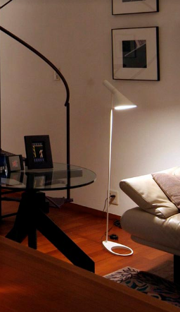 Lámpara de pie moderno en acabado blanco brillante – LUMS & LIGHTS