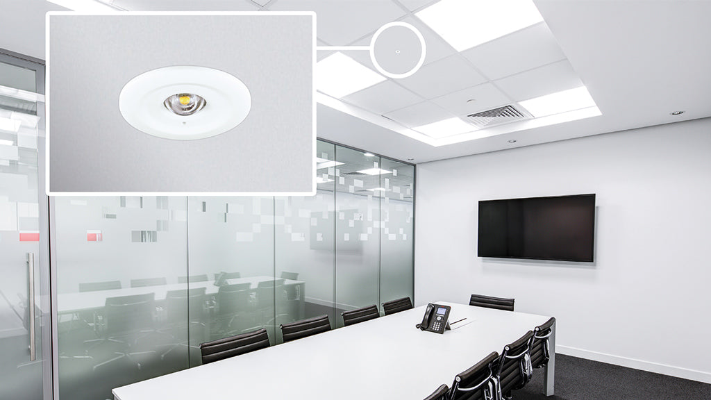 Mini luz de emergencia circular led 3w y 300lm de superficie o empotrable permanente / no permanente. Batería recargable LiFePO4 de 1.800mA que garantiza una autonomía de hasta 3 horas de iluminación contínua, durante cualquier corte de luz. Led indicador de funcionamiento. Voltage de 85v a 265v AC. Protección IP20 solo apta para interiores. Solución práctica, sencilla y discreta para cualquier instalación.