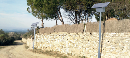 Punt Solar format de caixa d'acer galvanitzat i pintat amb pintura anticorrosiu. A més, les bateries i els equips electrònics s'allotgen a una caixa estanca extraïble IP66. Així mateix, subjecta la placa fotovoltaica amb el grau d'inclinació adequat per a cada latitud. S'adapta a qualsevol mida de placa fotovoltaica. Incorpora un ancoratge de fixació a la Columna de manera que es pot bloquejar amb l'angle de gir necessari per orientar la placa fotovoltaica cap al sud.