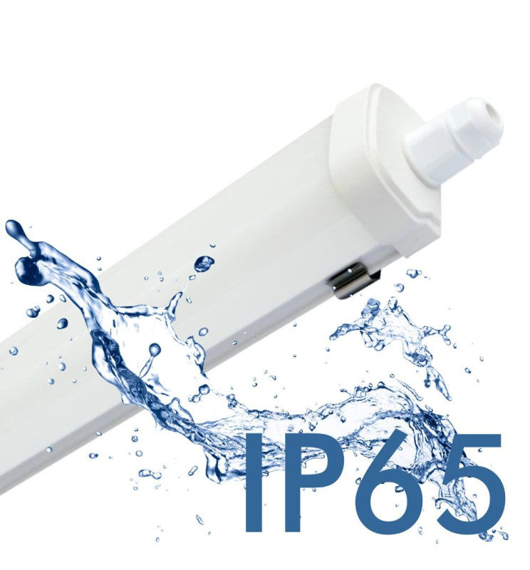 Pantalla estanca Lineal LED de 150cm, con 45W y 4950lm,ofrece una iluminación potente y duradera para entornos industriales y profesionales. Fabricada en aluminio y termoplástico, esta pantalla garantiza con su diseño, la interconexión por ambos extremos sin necesidad de desmontaje, lo que la hace ideal para instalaciones en serie. 
El chip LED integrado SM2835 con un ángulo luminoso de 120º 