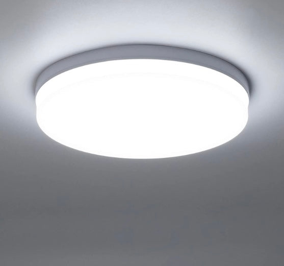 Plafón LED circular con una potencia variable de 12-15-18-24w. Este plafón se adapta a diversas necesidades de iluminación en espacios interiores y exteriores. Utiliza una fuente lumínica SMD LED, que proporciona una luminosidad ajustable de 2400-1800-1500-1200 lúmenes. Fabricado en policarbonato (PC) blanco, que lo hace estéticamente agradable y resistente a la vez. La protección IP65 garantiza que el plafón sea resistente al polvo y a la humedad.