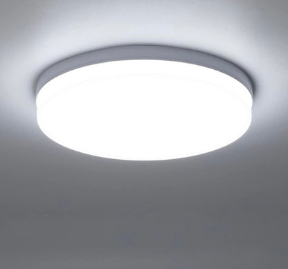 Plafón LED circular con una potencia variable de 12-15-18-24w. Este plafón se adapta a diversas necesidades de iluminación en espacios interiores y exteriores. Utiliza una fuente lumínica SMD LED, que proporciona una luminosidad ajustable de 2400-1800-1500-1200 lúmenes. Fabricado en policarbonato (PC) blanco, que lo hace estéticamente agradable y resistente a la vez. La protección IP65 garantiza que el plafón sea resistente al polvo y a la humedad.