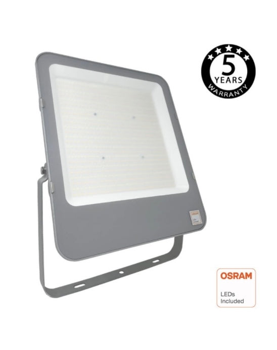 Foco Proyector LED NEW PRO de 200W, con 26.000 lúmenes es una solución potente y eficiente para la iluminación de exteriores. Con una carcasa gris de aluminio y un difusor de vidrio glaseado para evitar deslumbramientos, este proyector proporciona una iluminación de alta calidad con un ángulo luminoso de 110º. difusor de vidrio glaseado para evitar deslumbramientos