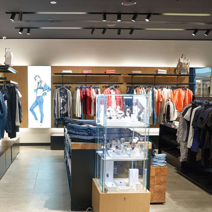 Proyector de carril LED de 10w de alta calidad que destaca por su diseño compacto y su sistema de driver incorporado. Sistema CCT que permite ajustar la temperatura del color en tres tonos luz cálida (3000K), luz neutra (4000K) o luz fría (6500K), mediante un switch incorporado. Es totalmente orientable con un ángulo de luz de 38º,  es ideal para iluminar tiendas, restaurantes y comercios ... etc.