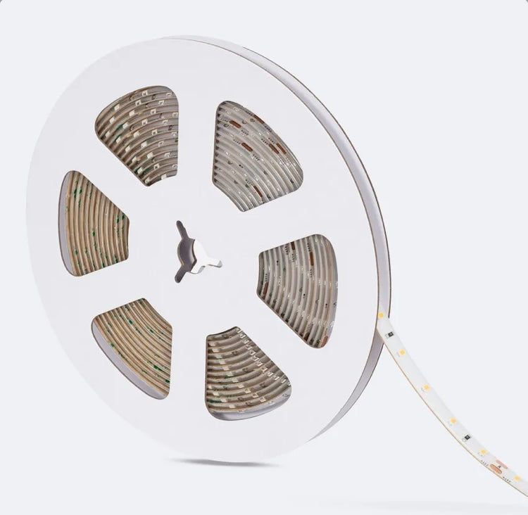 Tira de leds de 5 mts a 24v, cortable cada 5cm, estanca IP65 apto para interior/exterior. Consumo 14w/mt., ancho 8mm.&nbsp;

Requiere alimentador a 24v DC. Aconsejable instalar sobre perfil de aluminio