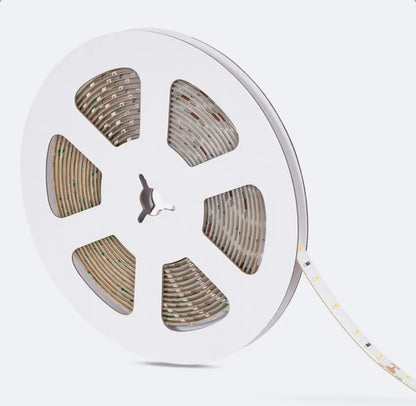 Tira de leds de 5 mts a 24v, cortable cada 5cm, estanca IP65 apto para interior/exterior. Consumo 14w/mt., ancho 8mm.&nbsp;

Requiere alimentador a 24v DC. Aconsejable instalar sobre perfil de aluminio