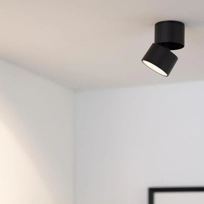 Aplique de techo tubular de aluminio de 7w que se puede inclinar hasta 90º para enfocar el haz de luz adecuando la iluminación al ambiente que deseemos crear. También puede rotar sobre sí mismo hasta 360º haciéndolo un aplique muy versátil ya que se puede instalar tanto en techo como en pared.