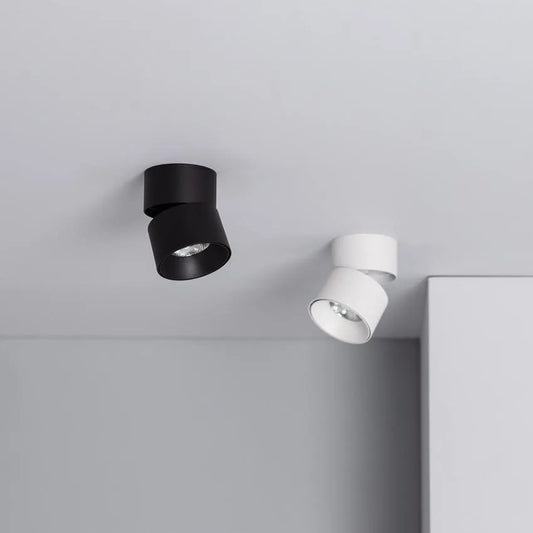 Aplique techo circular led 15w de Aluminio, se puede inclinar hasta 90º para enfocar el haz de luz adecuando la iluminación al ambiente que deseemos crear y puede rotar sobre sí mismo hasta 360º haciéndolo un aplique muy versátil ya que se puede instalar tanto en techo como en pared.