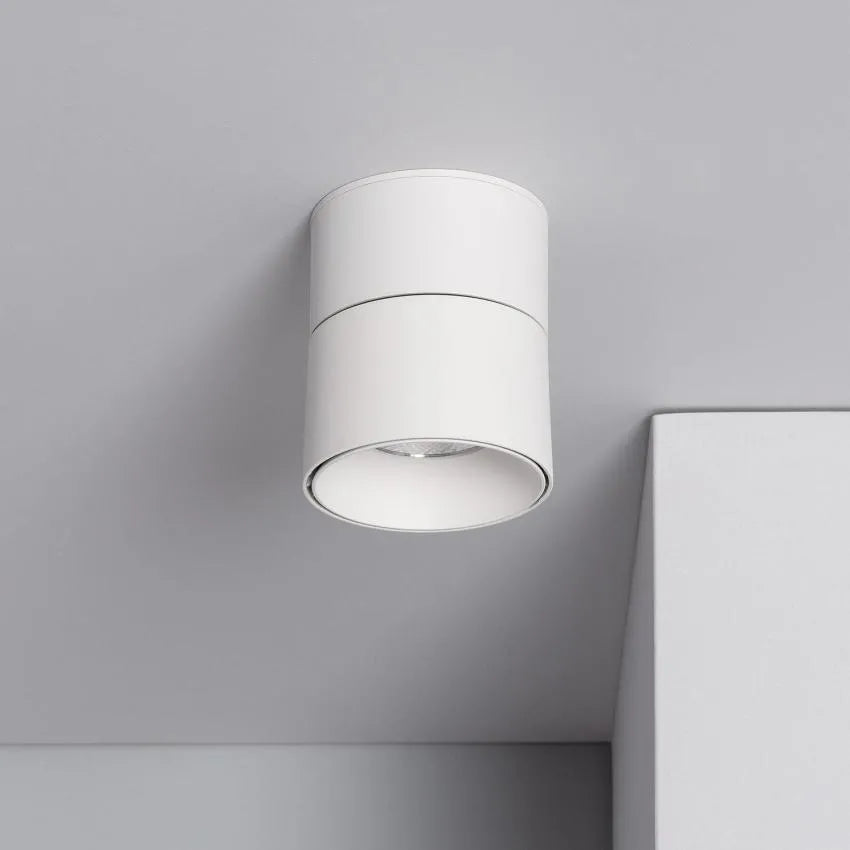 Aplique techo circular led 15w de Aluminio, se puede inclinar hasta 90º para enfocar el haz de luz adecuando la iluminación al ambiente que deseemos crear y puede rotar sobre sí mismo hasta 360º haciéndolo un aplique muy versátil ya que se puede instalar tanto en techo como en pared.