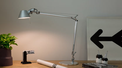 Tolomeo es solo una de las muchas lámparas Tolomeo , centradas en la funcionalidad, la flexibilidad y la calidad. El aspecto industrial se lanzó por primera vez en 1987 como la primera lámpara de mesa de la serie, donde los diseñadores se inspiraron en la popular lámpara arquitectónica. La lámpara ha ganado innumerables premios desde su introducción y hoy en día es una lámpara extremadamente popular en todo el mundo, tanto en diversos hogares como en la oficina.