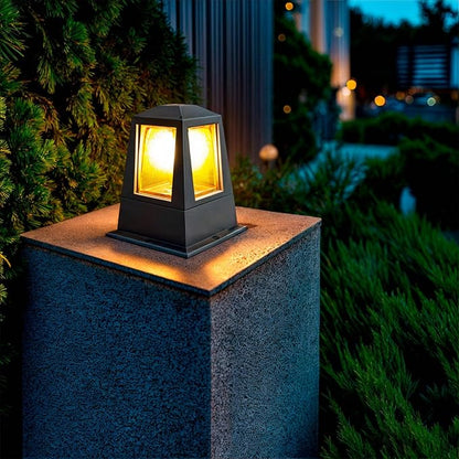 Baliza sobremuro exterior con base para una bombilla de casquillo E27. Está fabricado en aluminio y policarbonato con acabado en color negro. Esta baliza consta de un portalámparas con un casquillo E27 para poder optar por diferentes tipos de bombilla. 