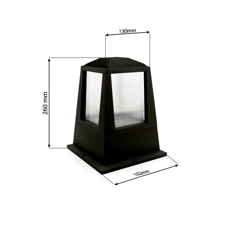 Baliza sobremuro exterior con base para una bombilla de casquillo E27. Está fabricado en aluminio y policarbonato con acabado en color negro. Esta baliza consta de un portalámparas con un casquillo E27 para poder optar por diferentes tipos de bombilla. 