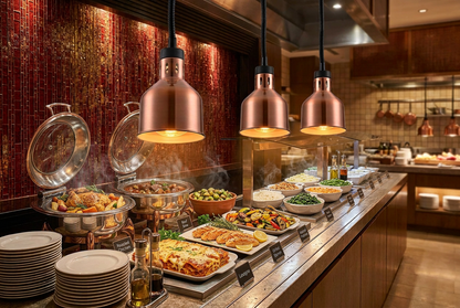 Buffet d'hotel amb làmpares de coure sobre safates de menjar calent