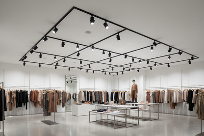 Comercio con carriles trifásicos en el techo