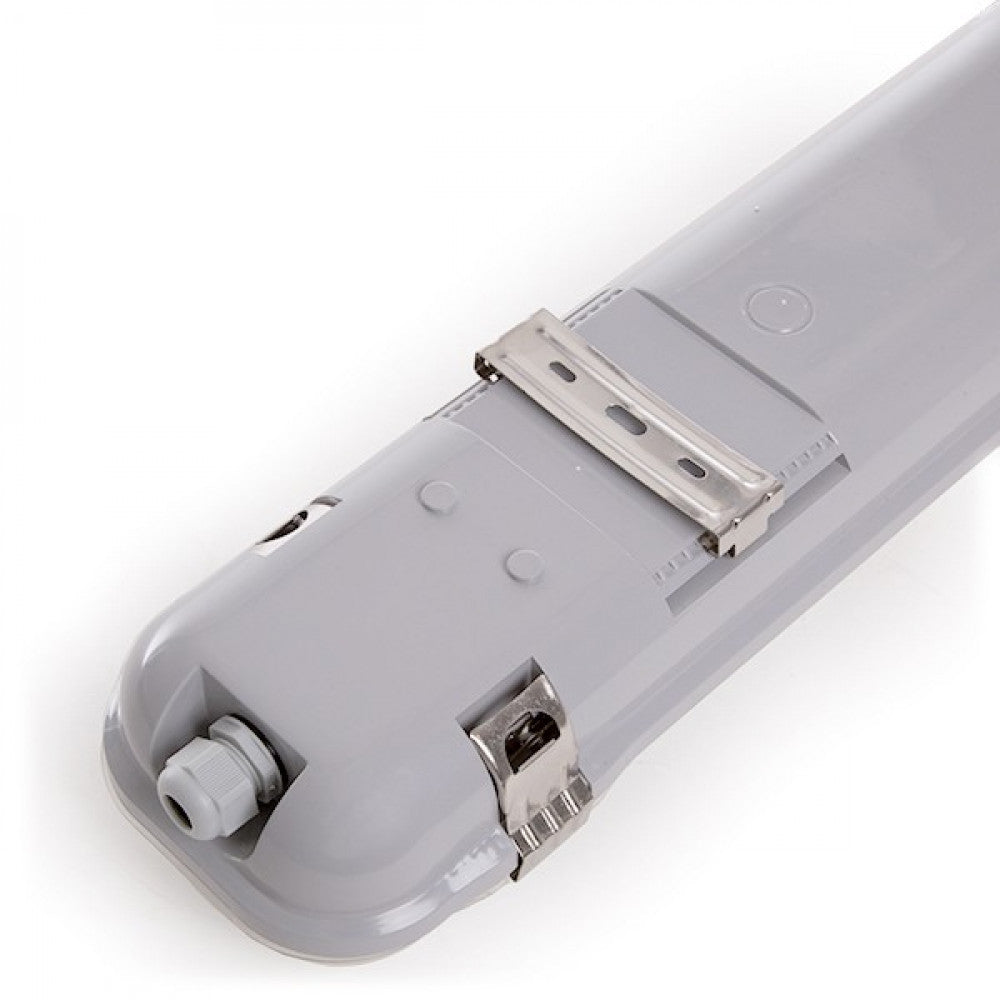 Pantalla para tubos led grado de estanqueidad IP65. Cableada con casquillo G13 y conexión a un extremo. La pantalla estanca está fabricada en ABS y policarbonato. Incluye todos los accesorios necesarios para su instalación.