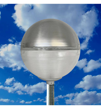 Farola Vial tipo Globo fabricada en PMMA con un reflector interior de aluminio, diseñada especialmente para reducir la contaminación lumínica tanto en áreas urbanas como residenciales. El PMMA es un material altamente resistente a la radiación UV y no amarillea, garantizando una vida útil superior a 15 años. Admite cualquier tipo de bombilla LED con casquillo E27, siendo recomendada de alta potencia entre 40w y 50w. Dimensiones Ø 480mm para puntas de farolas de Ø 60mm