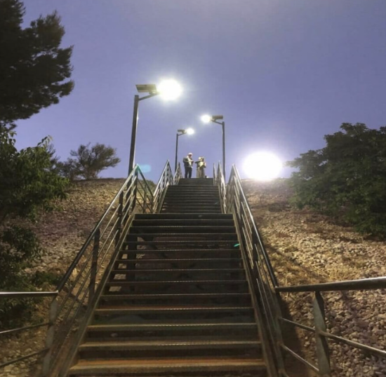 La Farola LED Solar 30w 130 lm/w con Sensor Crepuscular, es una luminaria de alumbrado público completamente autónoma, diseñada para ofrecer eficiencia energética, sostenibilidad y máxima facilidad de instalación. No requiere cableado ni acometida eléctrica, lo que la convierte en la opción perfecta para proyectos urbanos, áreas residenciales o zonas sin acceso a red. 
Rendimiento lumínico y eficiencia
Con un flujo luminoso de 3800 lúmenes