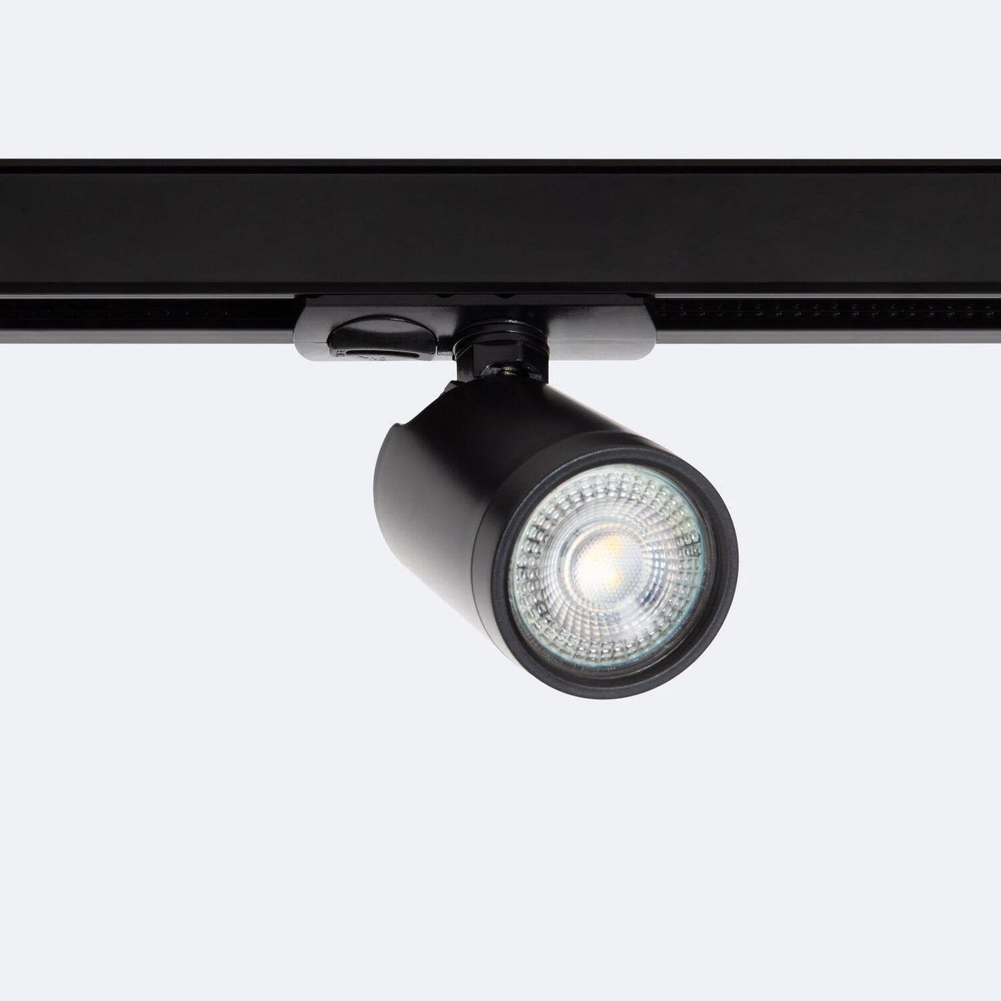 Foco de carril monofásico con casquillo GU10,  ideal para iluminar grandes superficies desde los techos. La luz emitida por los focos se enfoca y dirige  para resaltar las características de los objetos a distancia.
Gracias a su moderno diseño en acabado blanco o negro, puede utilizarse en numerosos estilos y ambientes: salones y dormitorios, así como restaurantes, tiendas y hoteles, también puede ser utilizado en todo tipo de tiendas: moda, estética, peluquería, joyerías, restaurantes, etc.