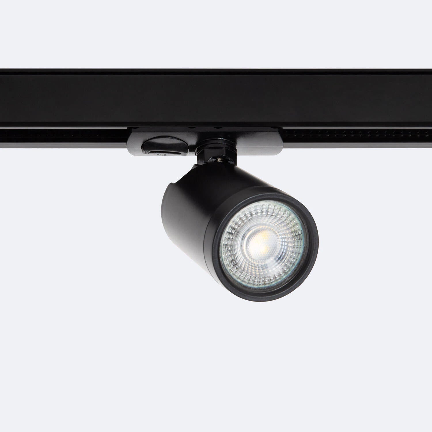 Foco de carril monofásico con casquillo GU10,  ideal para iluminar grandes superficies desde los techos. La luz emitida por los focos se enfoca y dirige  para resaltar las características de los objetos a distancia.
Gracias a su moderno diseño en acabado blanco o negro, puede utilizarse en numerosos estilos y ambientes: salones y dormitorios, así como restaurantes, tiendas y hoteles, también puede ser utilizado en todo tipo de tiendas: moda, estética, peluquería, joyerías, restaurantes, etc.