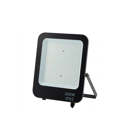 Foco Proyector led de 200W es una solución potente y eficiente para la iluminación de exteriores. Con una carcasa gris de aluminio y un difusor de vidrio glaseado para evitar deslumbramientos, este proyector proporciona una iluminación de alta calidad con un ángulo luminoso de 110º. Incluye un chip LED OSRAM SMD 2835 de alto brillo y rendimiento de 130Lm/W, lo que garantiza una excelente eficiencia lumínica.
