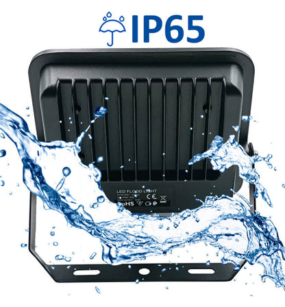 Iluminación de seguridad en entradas, patios, garajes y zonas residenciales,
jardines y exteriores, proporcionando visibilidad y seguridad en senderos y accesos. Naves industriales y almacenes, mejorando la iluminación en áreas de carga y descarga. Zonas de estacionamiento, garantizando una visibilidad óptima y mayor seguridad.