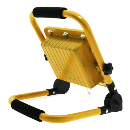 El foco proyector LED con batería portátil es ideal para poder realizar todo tipo de trabajos sin electricidad.
Dispone de una batería de litio de 3.2V 12000mAH, tiene una autonomía de 4-8 horas. Tiempo de carga 8H
Incluye un soporte, cargador para el coche y un cargador para la red eléctrica.
El proyector con batería es IP65 con lo que es ideal para zonas de exterior.
Incluye control remoto para encender y apagar, regular la intensidad o programar el tiempo de encendido