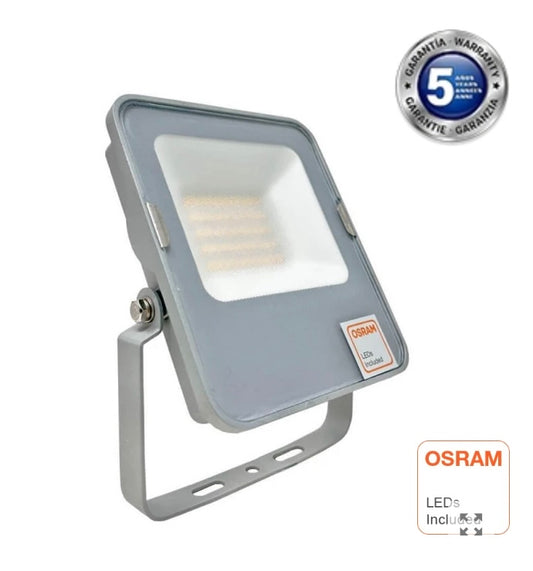 LED OSRAM SMD 2835 de alto brillo y rendimiento de 130Lm/W, lo que garantiza una excelente eficiencia lumínica. Su diseño compacto con dimensiones de 115x135x31mm y una lira ajustable hasta 360º Cable de conexión de 15cm para conectar directamente a la red eléctrica a 220-240V. Además, cuenta con un factor de potencia > 0.95 y un driver LED integrado sin flicker. Con clasificación IP65 y un CRI>80