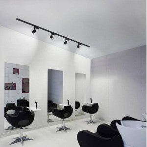 oco proyector LED para carril monofásico con un diseño moderno y único que permite inclinarlo para enfocar todo aquello que se quiera  resaltar. Su diseño es ideal para una iluminación comercial. Está preparado para colocarlo en un carril monofásico y su uso solo es para interiores debido a su grado de protección es IP20.