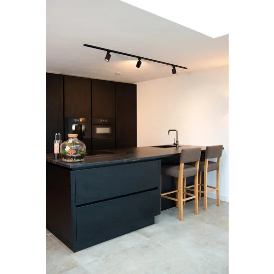 oco proyector LED para carril monofásico con un diseño moderno y único que permite inclinarlo para enfocar todo aquello que se quiera  resaltar. Su diseño es ideal para una iluminación comercial. Está preparado para colocarlo en un carril monofásico y su uso solo es para interiores debido a su grado de protección es IP20.