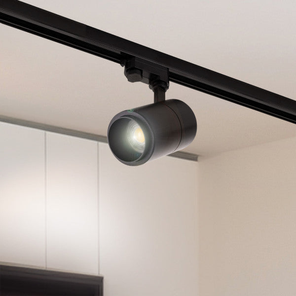 Foco Carril LED Trifásico 30W Regulable TRIAC CCT Multiángulo 15-60º incorpora una fuente COB avanzada, y permite cambiar el ángulo del haz de luz entre 15-60º. La calidad de su haz de luz es excepcional, asegurando una reproducción de colores fiel y sin distorsiones. Es ideal para enfatizar detalles como cuadros en galerías o exhibiciones en vitrinas de tiendas.