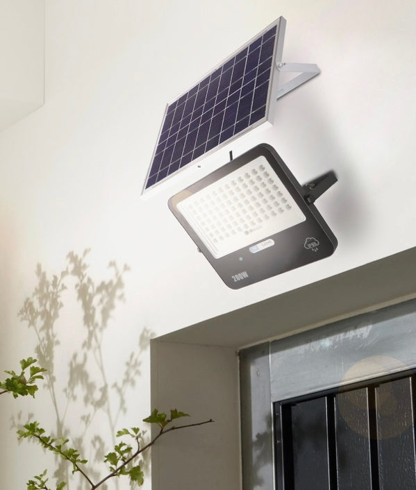 Foco Proyector LED Solar 200W IP65. Con una potencia de 200 vatios y una fuente lumínica de alta calidad proporcionada por Osram, este proyector ofrece una luminosidad impresionante de 2800 lúmenes con una eficiencia de 140 lm/W, asegurando una iluminación potente y uniforme que resalta tus áreas exteriores con claridad y estilo.

