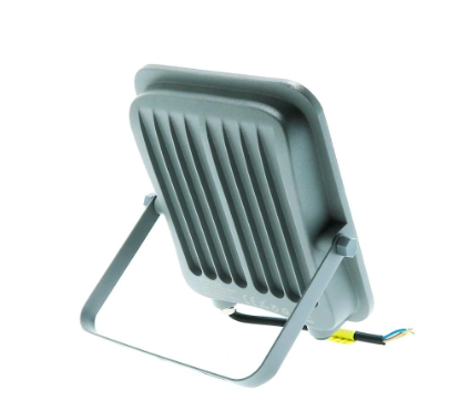 Foco Proyector LED NEW PRO de 200W es una solución potente y eficiente para la iluminación de exteriores. Con una carcasa gris de aluminio y un difusor de vidrio glaseado para evitar deslumbramientos, este proyector proporciona una iluminación de alta calidad con un ángulo luminoso de 110º.

Incluye un chip LED OSRAM SMD 2835 de alto brillo y rendimiento de 130Lm/W, lo que garantiza una excelente eficiencia lumínica.