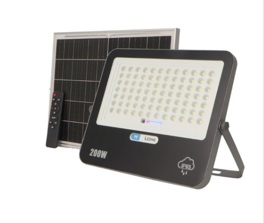 Foco solar LED para exteriores a prueba de agua IP65 puede funcionar normalmente en condiciones de lluvia, aguanieve y nieve, adecuada para su patio, terraza, garaje, estadio, área de juegos abierta y otros lugares.
La batería de litio de 3.2V 20000mAh garantiza un tiempo de carga rápido de 10-12 horas y un tiempo de uso prolongado de 10-12 horas