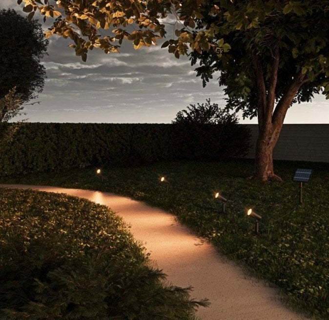 La batería se carga automáticamente durante el día y tiene una autonomía de hasta 12h. Por la noche las luces se encienden de manera automática.
Al incorporar energía solar, estas luminarias son ecológicas, respetuosas con el medio ambiente, de bajo voltaje y seguras.
Disponible en blanco cálido (3000K).