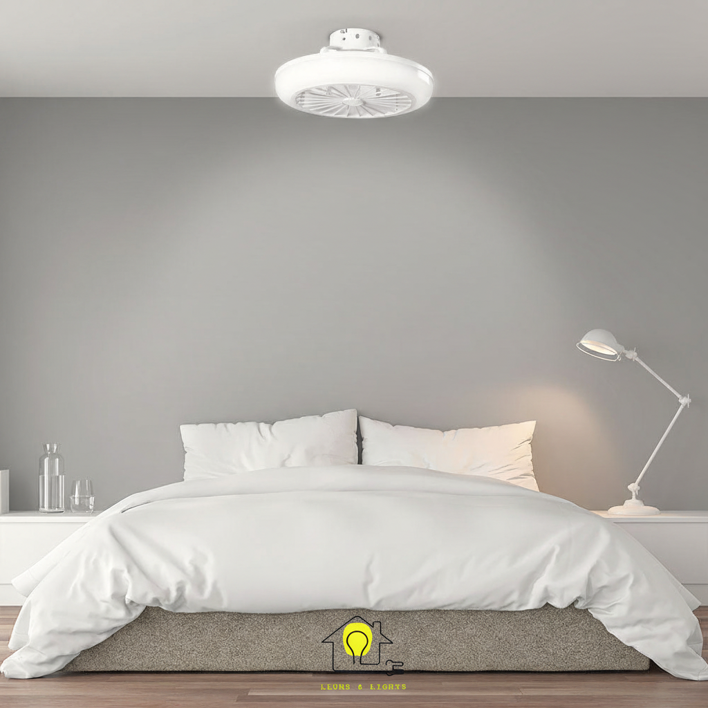 Foto con logo centrado en la parte inferior