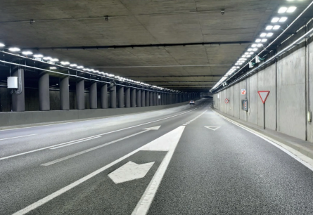 Proyector modular 100w con con un rendimiento de 180Lm/W
Dimensiones  305x155x80mm
Material Aluminio lacado al horno
Ópticas Disponibles: 60º, 25º, Asimétrica 136x78º
Driver PHILIPS XITANIUM
El proyector está disponible con diferentes opciones de ópticas, cada una diseñada para maximizar su eficacia en distintas aplicaciones:
Óptica Focalizada 60º
Óptica Focalizada 25º
Óptica Asimétrica 136x78º