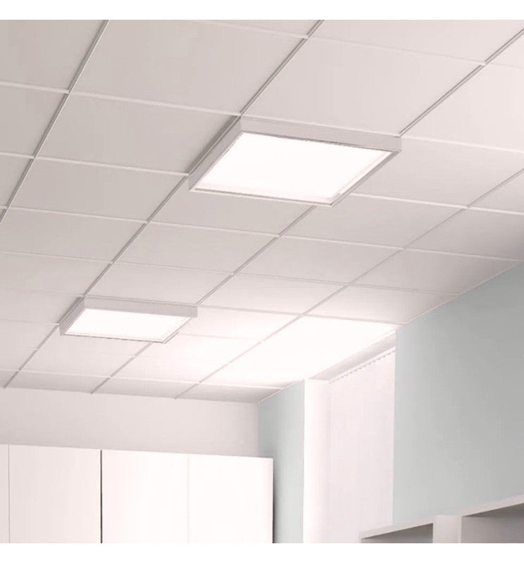 Kit de Superficie para Panel LED 60x60 es un producto diseñado específicamente para resolver las limitaciones de instalación de paneles LED en techos no desmontables, ofreciendo una solución segura, práctica y elegante. El kit de superficie para panel LED está fabricado en aluminio de alta calidad, con un acabado de pintura en polvo de color blanco. Incluye todos los accesorios necesarios para su montaje y fijación al techo.