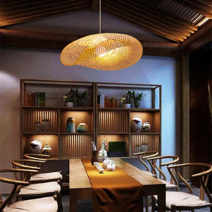 Esta lámpara colgante de madera utiliza una bombilla con base E27, la cual está incluida.
La luminaria  está hecha de ratán natural de bambú.
Los tonos cálidos de la madera de ratán añaden carácter a esta llamativa lámpara y crean un ambiente único y armonioso que es cálido y acogedor.
Elaborada con un enfoque natural, las formas suaves son la manera perfecta de aportar un toque inspirado en la naturaleza a tu isla de cocina, comedor o cualquier otro lugar de tu hogar.
