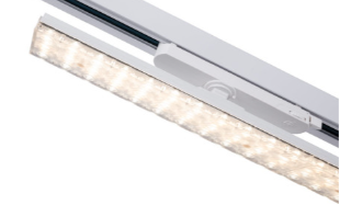 Esta luminaria lineal para carril electrificado trifásico,constituye una solución lumínica altamente eficiente y versátil.
Está equipada con 66 chips SMD 2835, con un ángulo de apertura lumínica de 60º, asegurando una distribución uniforme de la luz. Su índice de reproducción cromática es elevado (CRI>90), brindando una reproducción fiel de los colores, similar a la luz natural.
Su sistema CCT permite seleccionar la temperatura de la luz en blanco cálido, natural o frío.