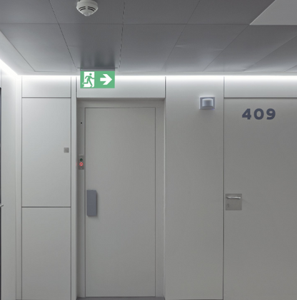 Luminaria Daisalux de señalización y evacuación de 3w. Montaje adosado en techo; placa de señalización de salida de 320x160 mm. Protección IP65, autotest clase II. Autonomía 1 hora.